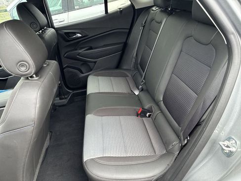 Used 2025 Chevrolet Trax LT w/ LT Convenience Package image 18