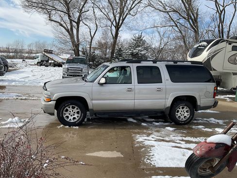 Used 2005 Chevrolet Suburban Z71 w/ Preferred Equipment Group image 6