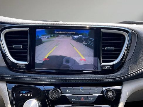 Used 2023 Chrysler Pacifica Touring-L FWD image 14