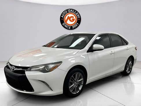 Used 2017 Toyota Camry SE FWD image 3