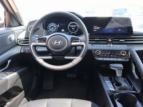 New 2025 Hyundai Elantra Limited image 19