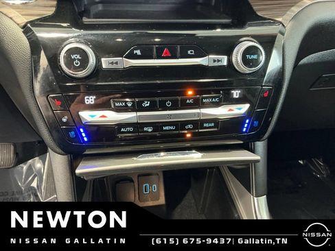 Used 2021 Ford Explorer Limited w/ Equipment Group 301A AWD/4WD image 15