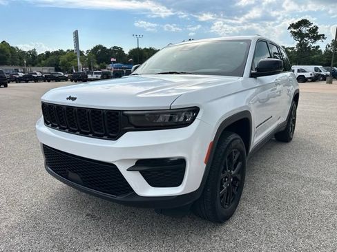 Used 2024 Jeep Grand Cherokee Altitude RWD image 3