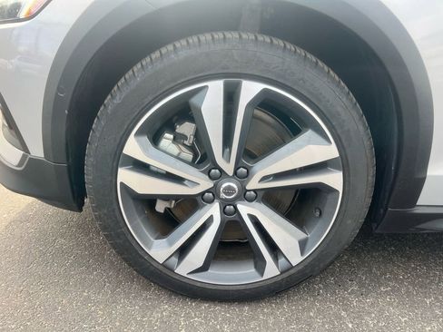 Certified 2025 Volvo V60 B5 Cross Country Plus AWD/4WD image 9
