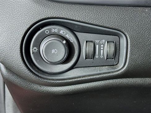 Used 2016 Jeep Renegade Latitude FWD image 11