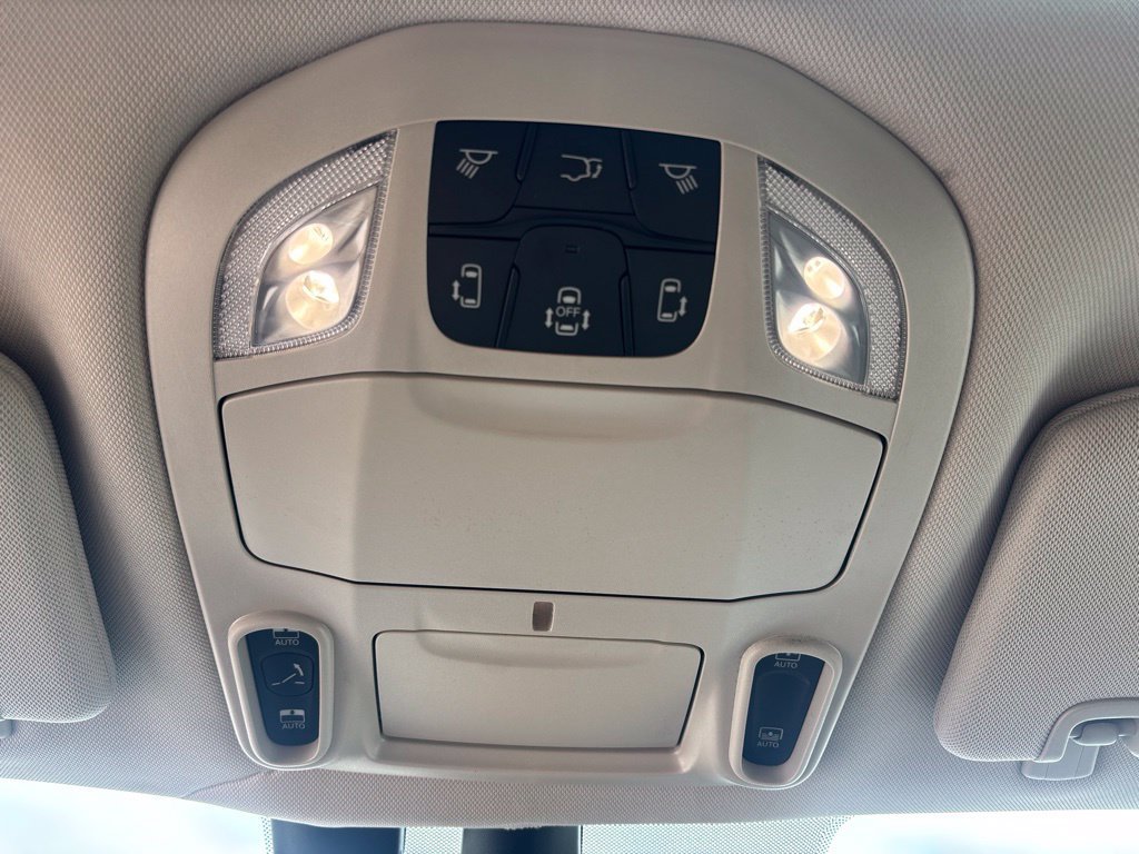 Used 2022 Chrysler Pacifica Limited AWD/4WD image 19