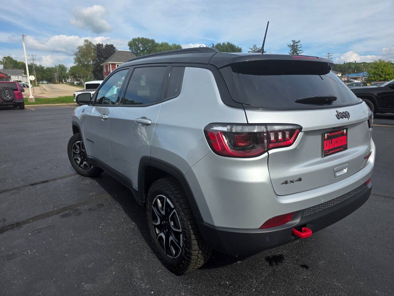 Used 2025 Jeep Compass Trailhawk w/ Trailhawk Convenience Group AWD/4WD image 8