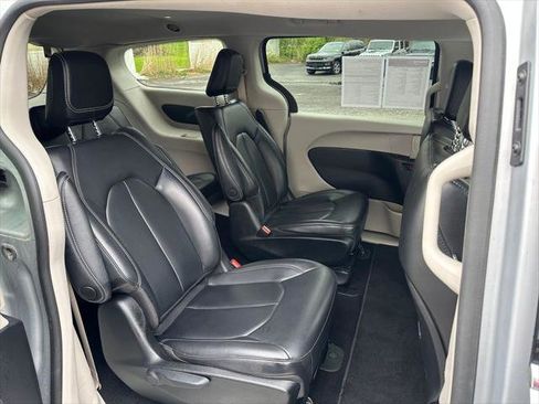 Certified 2023 Chrysler Pacifica Touring-L FWD image 28