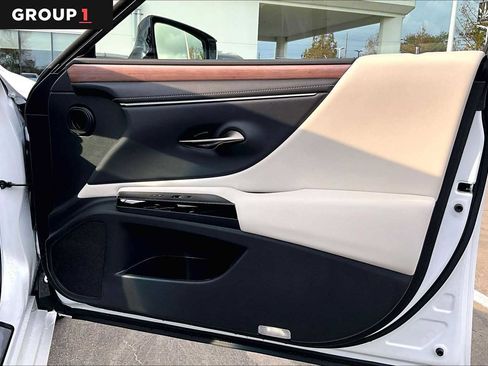 Used 2025 Lexus ES 300h w/ Premium Package image 19