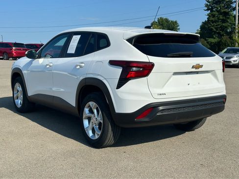 Used 2024 Chevrolet Trax LS w/ LS Convenience Package FWD image 7