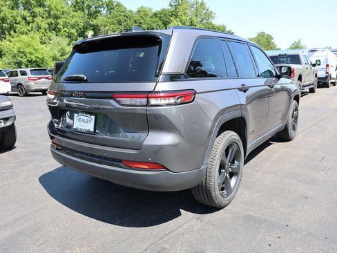 Used 2022 Jeep Grand Cherokee Altitude AWD/4WD image 7