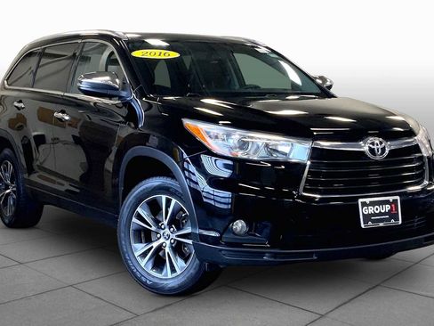 Used 2016 Toyota Highlander XLE AWD/4WD image 3