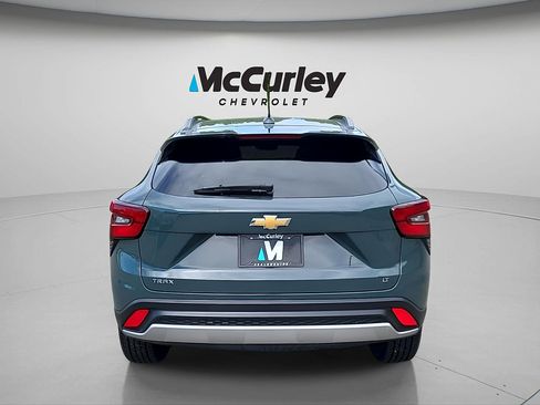 Used 2025 Chevrolet Trax LT FWD image 6