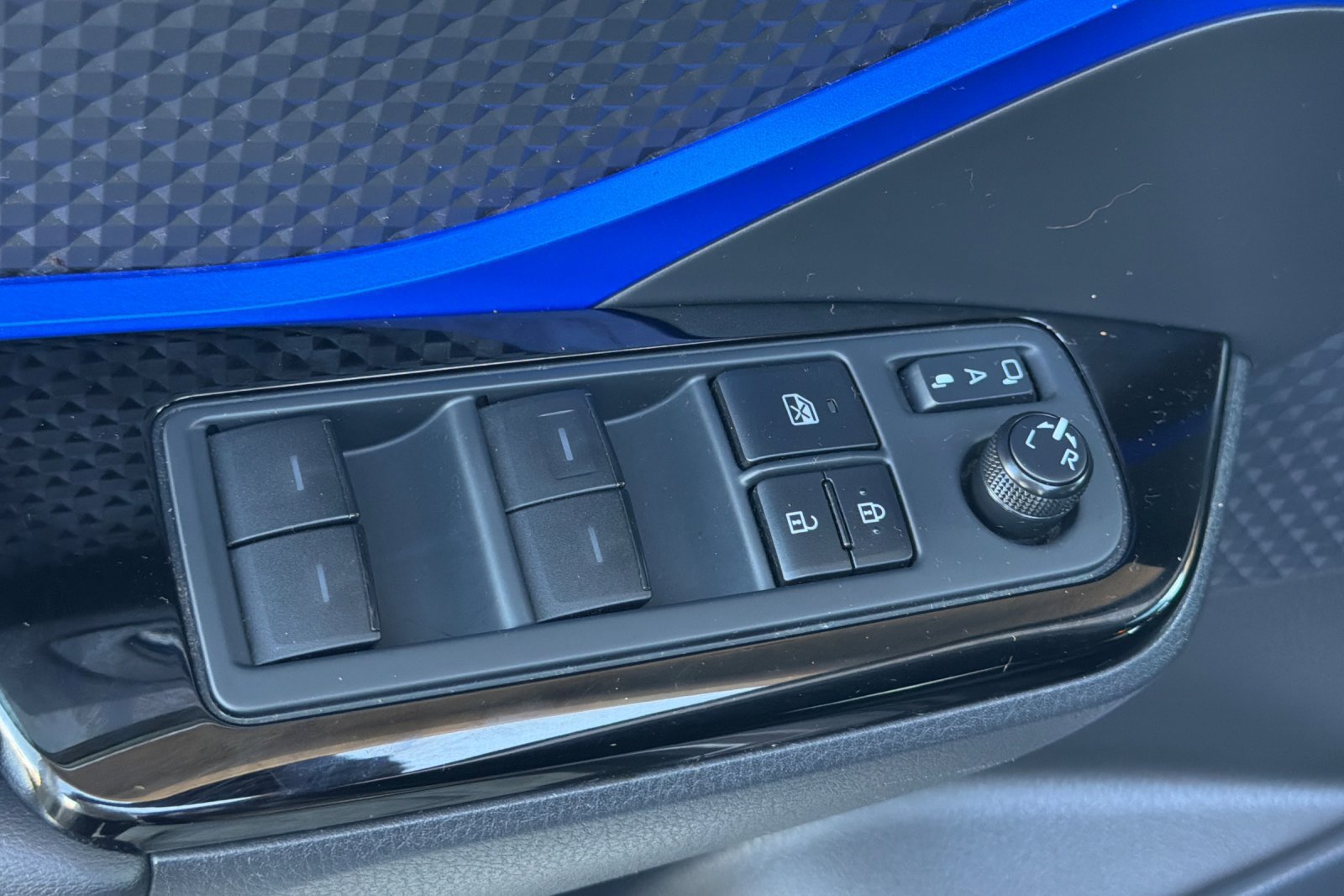 Used 2020 Toyota C-HR XLE FWD image 14