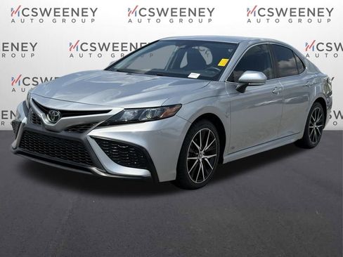 Used 2022 Toyota Camry SE FWD image 1