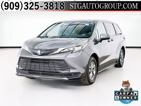 Used 2025 Toyota Sienna LE FWD image 1
