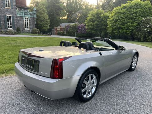 Used 2004 Cadillac XLR RWD image 10
