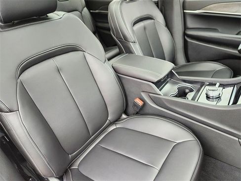 New 2025 Jeep Grand Cherokee L Limited image 9