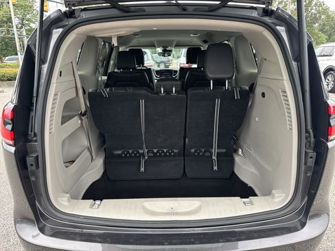 Used 2023 Chrysler Pacifica Touring-L FWD image 13