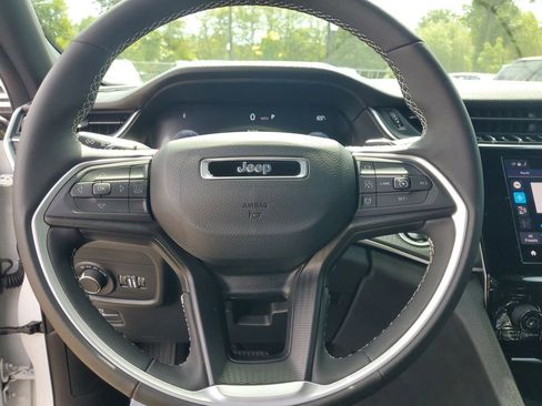 Used 2025 Jeep Grand Cherokee Altitude AWD/4WD image 23