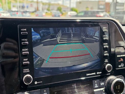 Used 2020 Toyota Highlander XLE AWD/4WD image 23