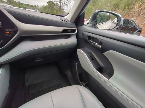 Used 2024 Toyota Highlander XLE image 21