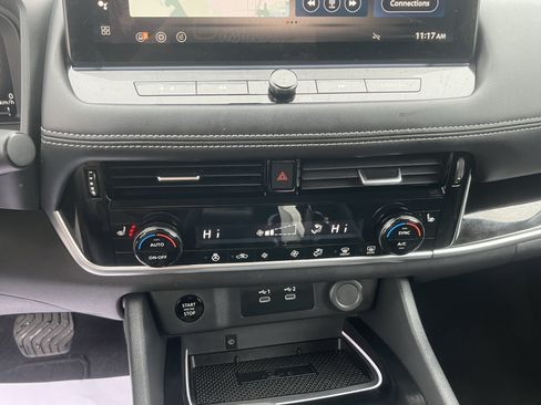 Used 2025 Nissan Rogue SL AWD/4WD image 23