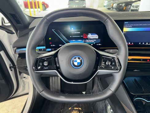 Used 2025 BMW i5 eDrive40i w/ Premium Package RWD image 22