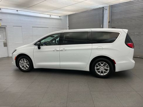 New 2027 Chrysler Pacifica Select FWD image 5