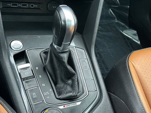 Used 2018 Volkswagen Tiguan SE w/ Panoramic Sunroof Package image 24