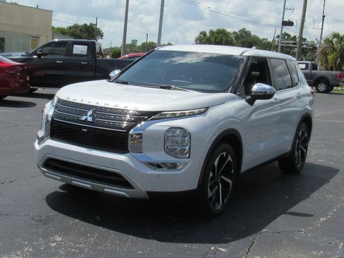 Used 2022 Mitsubishi Outlander SE image 8