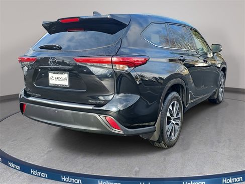 Used 2022 Toyota Highlander XLE image 6