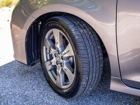 Used 2018 Toyota Sienna SE image 9