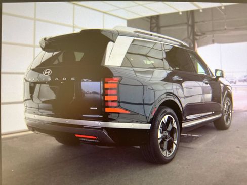 Used 2026 Hyundai Palisade Limited AWD/4WD image 2