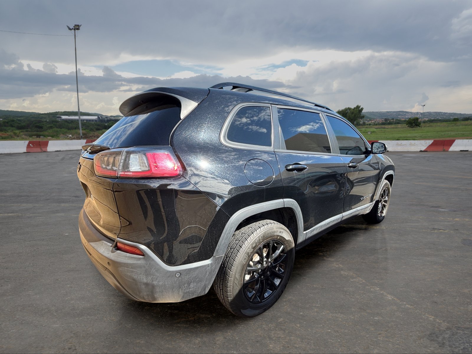 Used 2023 Jeep Cherokee Altitude Lux AWD/4WD image 3