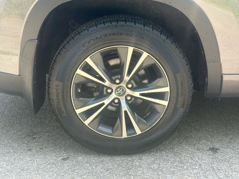 Used 2017 Toyota Highlander LE w/ Carpet Mat Package AWD/4WD image 8