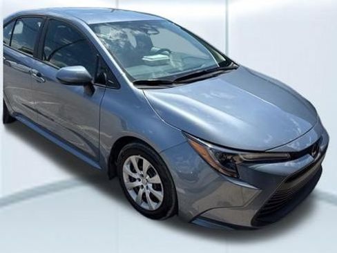 Used 2025 Toyota Corolla LE image 2