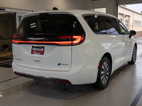 Used 2023 Chrysler Pacifica Touring-L FWD image 7