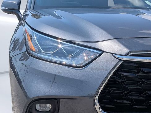 Used 2023 Toyota Highlander Platinum FWD image 12