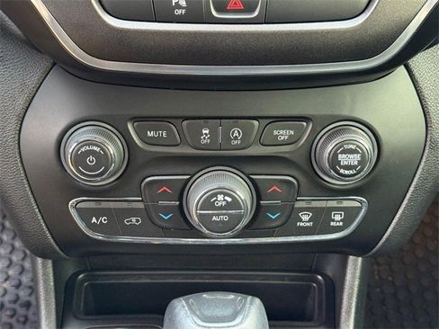 Used 2019 Jeep Cherokee Trailhawk w/ Cold Weather Group image 26