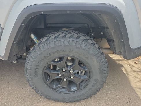 Used 2023 Jeep Gladiator Sport image 7