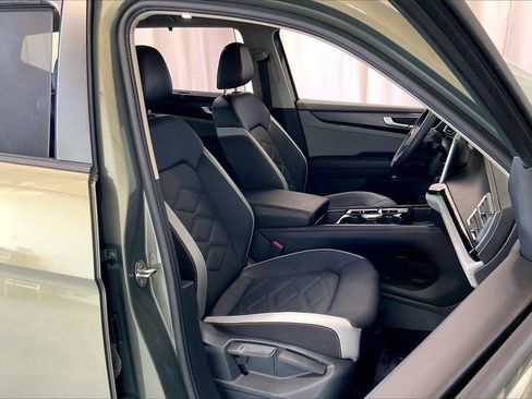 Used 2024 Volkswagen Atlas Peak Edition SE image 6