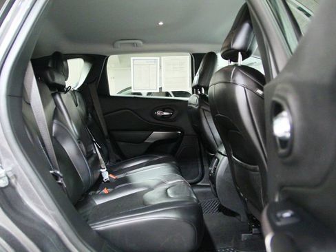 Used 2019 Jeep Cherokee Latitude Plus w/ Cold Weather Group AWD/4WD image 24