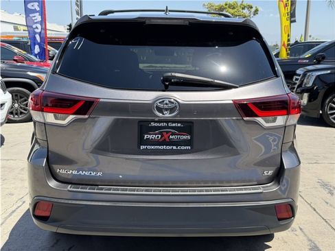 Used 2019 Toyota Highlander SE FWD image 5