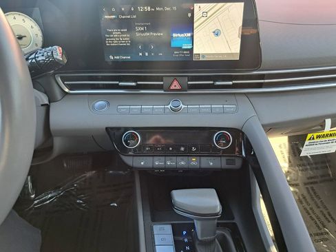 Used 2025 Hyundai Elantra SEL image 15