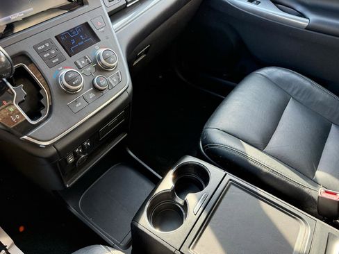 Used 2017 Toyota Sienna SE image 13
