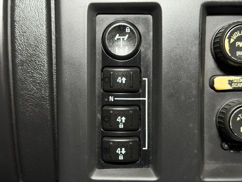 Used 2005 HUMMER H2 w/ Preferred Equipment Group AWD/4WD image 12