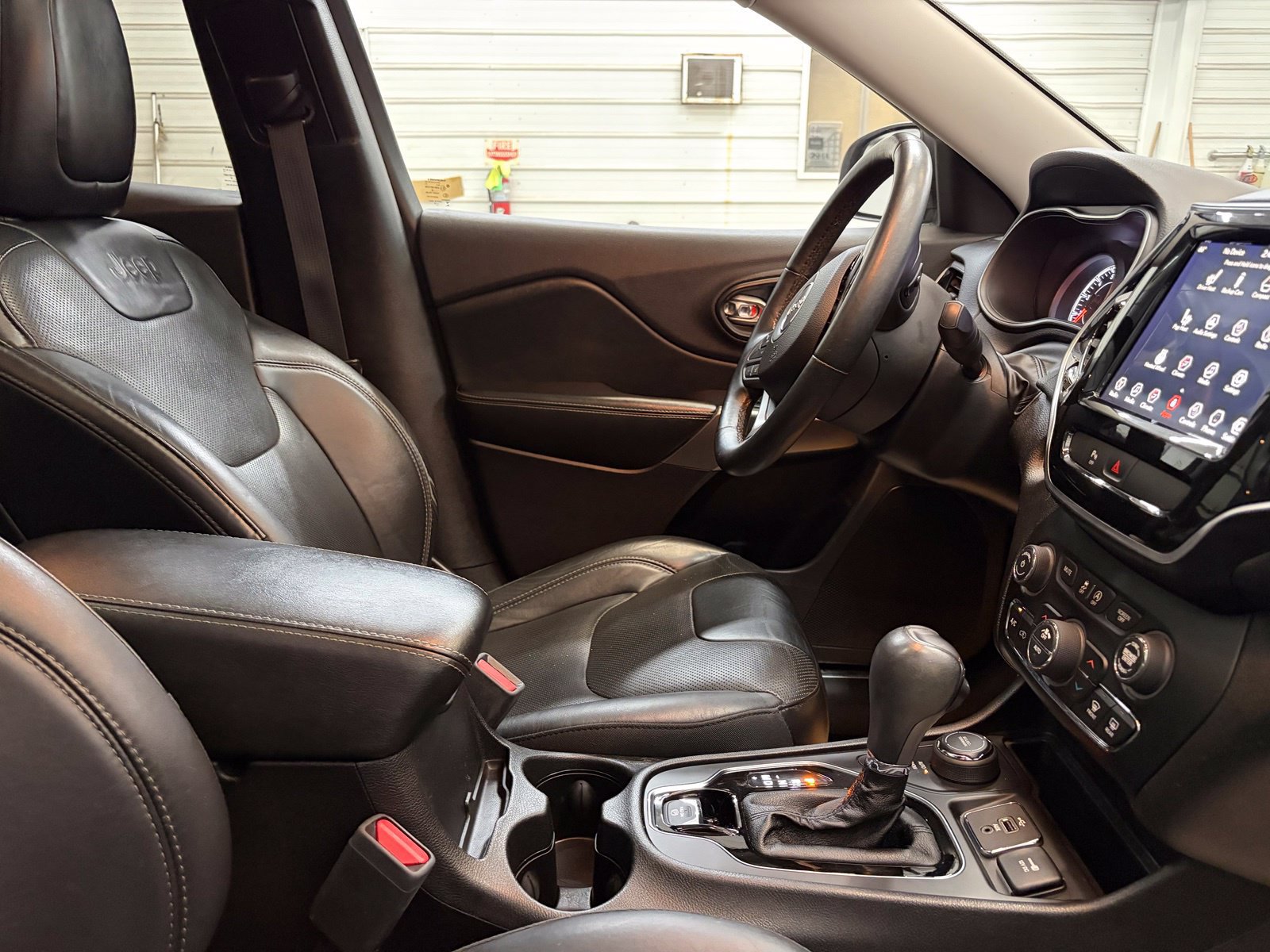 Used 2019 Jeep Cherokee Limited AWD/4WD image 28
