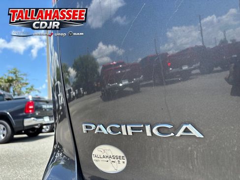 Used 2021 Chrysler Pacifica Touring-L FWD image 5