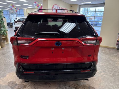 Used 2024 Toyota RAV4 SE w/ Weather & Moonroof Package image 9